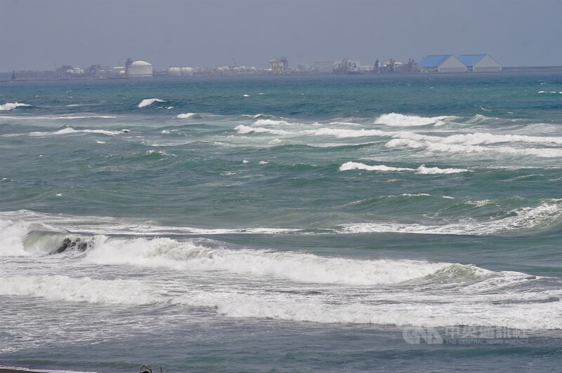 受俄羅斯遠東外海地震影響，氣象署30日針對沿海縣市發布海嘯警報。高雄旗津海水浴場下午尚未觀察到明顯巨浪，海浪與平日差異不大。中央社記者董俊志攝　114年7月30日