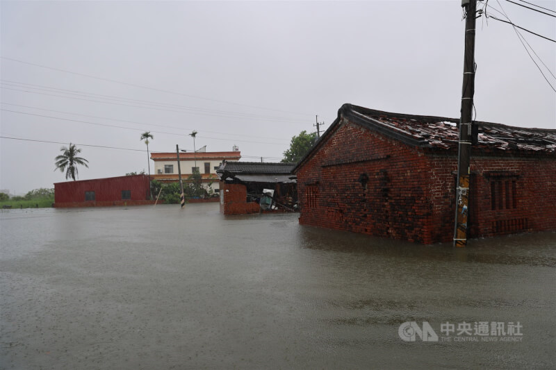 經濟部將針對淹水深度逾50公分的住宅提供救助金。圖為雲林縣北港地區嚴重淹水，許多村落泡在水中。（中央社檔案照片）