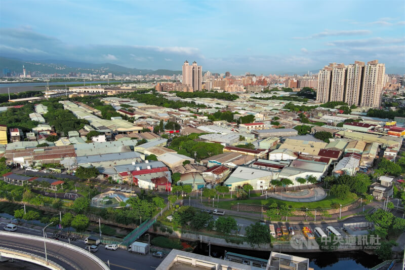 新北市府將大台北農產品集貨場及三重果菜市場,納入蘆洲區南北側都市計畫,引發反彈。圖為蘆北農業區中正路側。(中央社檔案照片)