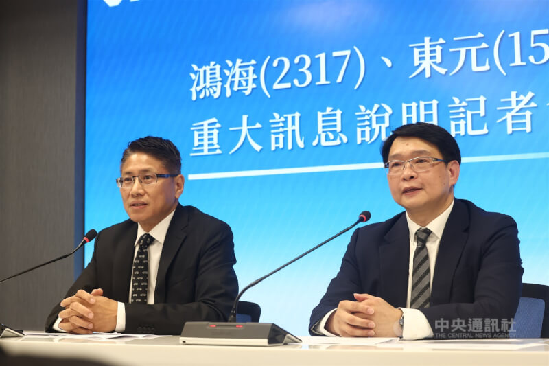 鴻海和東元30日聯合召開重大訊息說明會,由鴻海發言人巫俊毅(左)和東元發言人簡世雄(右)代表出席,會中宣布雙方透過股權交換方式成為策略聯盟夥伴,攜手布局全球人工智慧(AI)資料中心。中央社記者王騰毅攝 114年7月30日