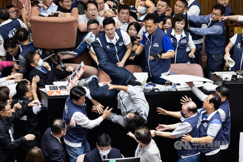 立法院會去年處理藍白所提國會改革法案,5月17日晚間進行逐條討論時,民進黨立委沈伯洋(中摔落者)等人欲搶占主席台但遭國民黨立委推落,沈伯洋以倒栽蔥方式摔下,隨後被救護車送往醫院就醫。中央社記者翁睿坤攝