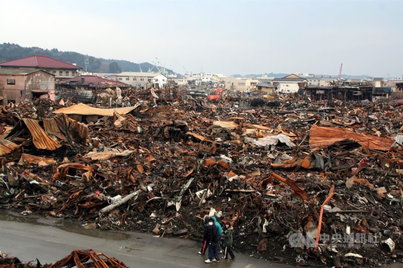 日本311大地震當天宮城縣氣仙沼市發生火災,災後近3週仍一片狼藉。(中央社檔案照片)