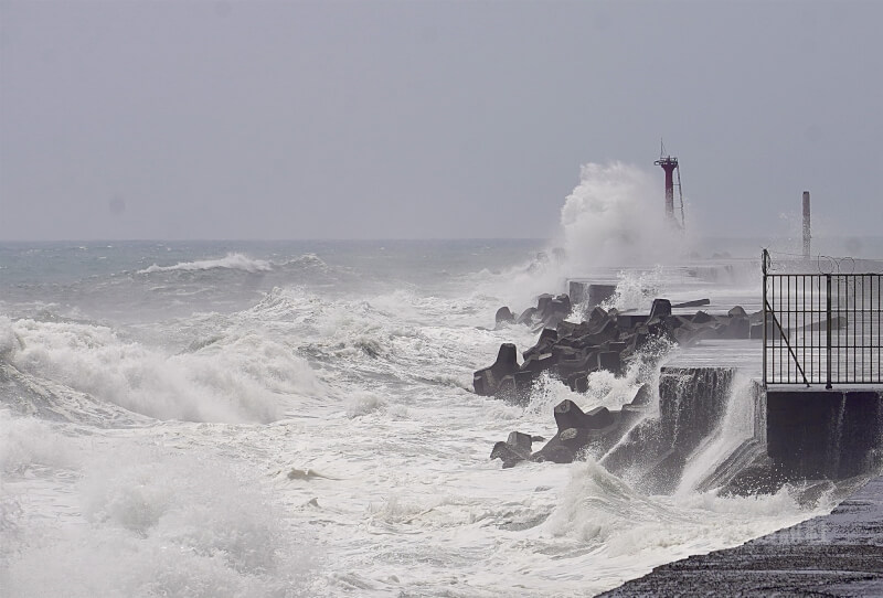受俄羅斯遠東外海地震影響,氣象署30日發布海嘯警訊,研判在下午1時許影響台灣,高雄西子灣沿岸偶有長浪打上岸,但無明顯波濤洶湧巨浪。中央社記者董俊志攝 114年7月30日