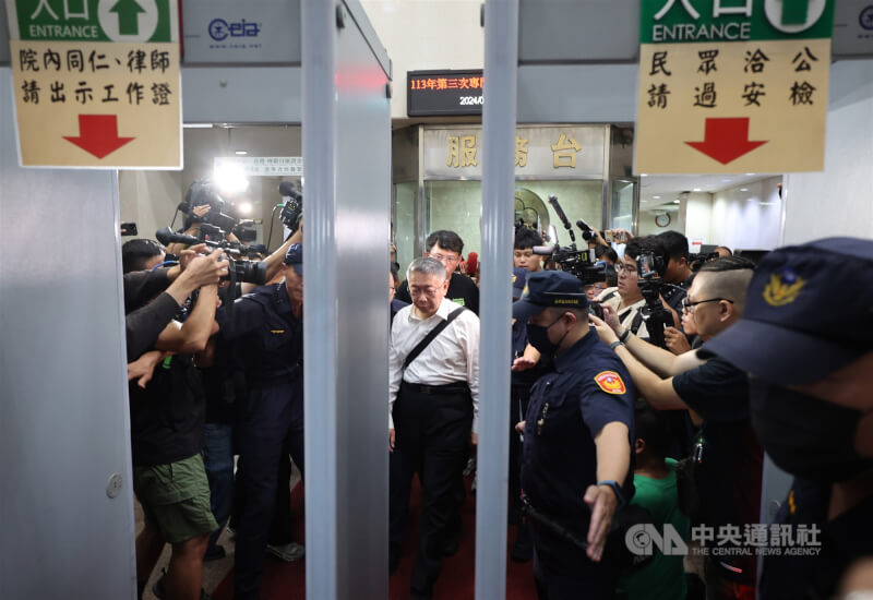 台北地檢署去年偵辦京華城案,認定前台北市長柯文哲(中)涉犯違背職務收賄及圖利罪,向法院聲請羈押禁見。台北地院認為檢察官舉證無法認定柯文哲犯罪嫌疑重大,9月2日凌晨裁定無保請回。中央社記者趙世勳攝