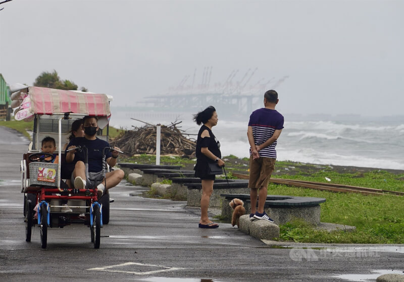 中央氣象署30日針對沿海地區發布海嘯警報,不過高雄旗津海水浴場(圖)下午未見明顯巨浪,離海稍遠的岸際有民眾前往遊憩。中央社記者董俊志攝 114年7月30日