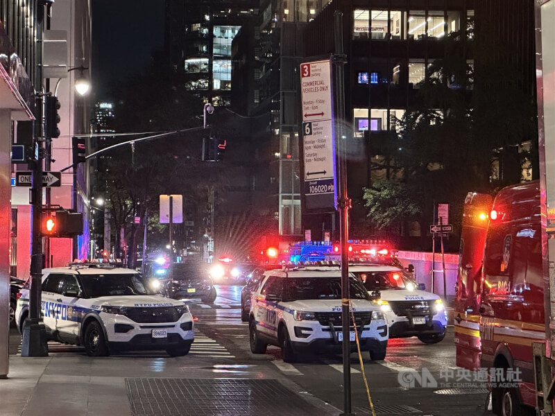 紐約曼哈頓辦公大樓28日晚間發生槍擊案，入夜後警方大規模封鎖案發區域。中央社記者廖漢原紐約攝　114年7月29日