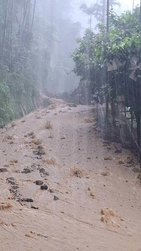 受西南氣流影響，嘉義縣降雨不斷，30日梅山往太平36灣及圳南村152道土石擋道，無法通行。（嘉義縣政府提供）中央社記者姜宜菁傳真　114年7月30日