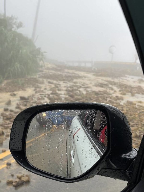 受西南氣流影響,嘉義縣降雨不斷,30日梅山往太平方向162甲線因路上土石沖落,無法通行。(嘉義縣政府提供)中央社記者姜宜菁傳真 114年7月30日