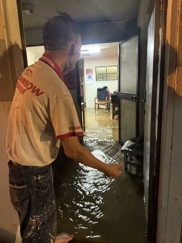 台中市東勢區29日晚間下起暴雨,圳溝水宣洩不及溢堤,水淹進民宅內。(東勢區公所提供)中央社記者趙麗妍傳真 114年7月30日