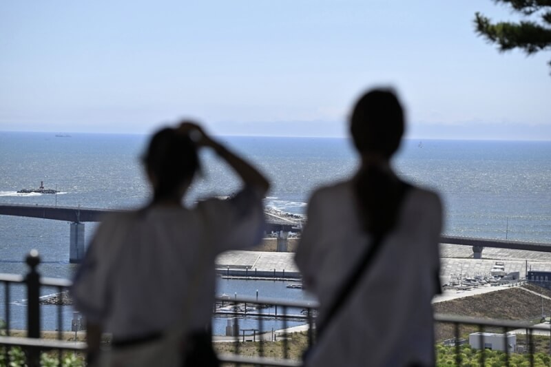 日本宮城縣石卷市太平洋沿岸30日發布海嘯警報，民眾疏散到高處避難。（共同社）