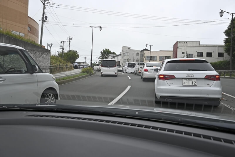 日本太平洋沿岸地區30日發布海嘯警報，北海道釧路市湧現民眾前往高處避難的車潮。（共同社）