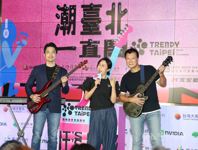 2025潮台北 TRENDY TAIPEI起跑記者會31日在台北流行音樂中心舉行,市長蔣萬安(左起)、北流董事長黃韻玲與文化局長蔡詩萍組成限定天團「萬萍玲」,象徵跨界合作與城市共創的精神。中央社記者謝佳璋攝 114年7月31日