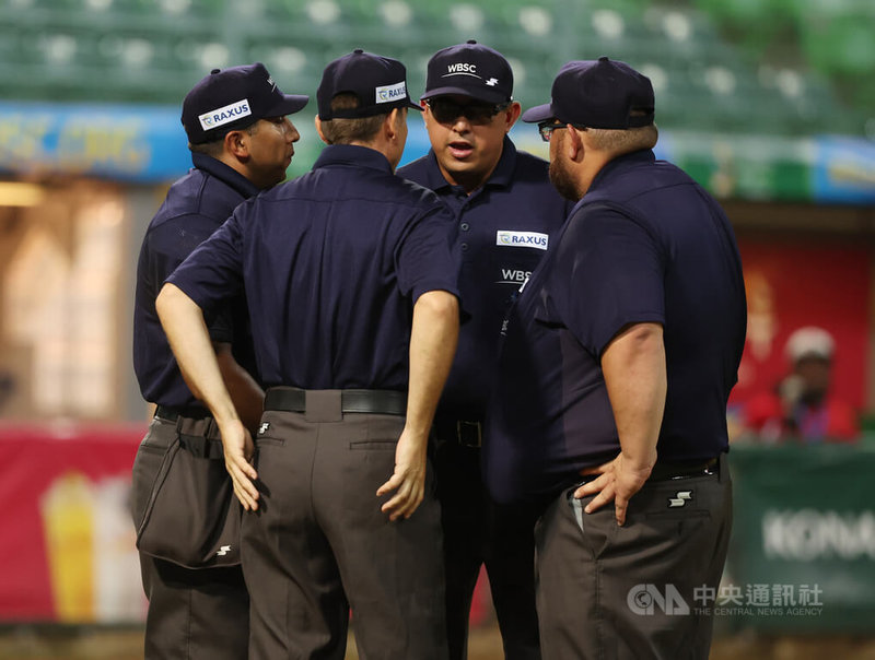 U12世界盃棒球賽超級循環賽複賽31日在台南開打，台灣隊晚間首戰與多明尼加交手，但比賽過程中，台灣教練團兩度上場抗議，其中一次抗議後，主審還召集場上裁判討論許久。中央社記者張新偉攝　114年7月31日