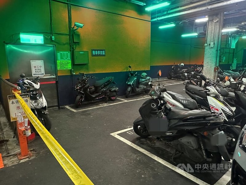 台北市信義區商場地下停車場30日發生情殺案,劉姓男子涉埋伏守候谷姓前女友,進而持刀殺害致死,警方31日清晨在宜蘭逮捕劉男,將依殺人罪嫌移送偵辦。圖為經變色後的案發現場。中央社記者劉建邦攝 114年7月31日