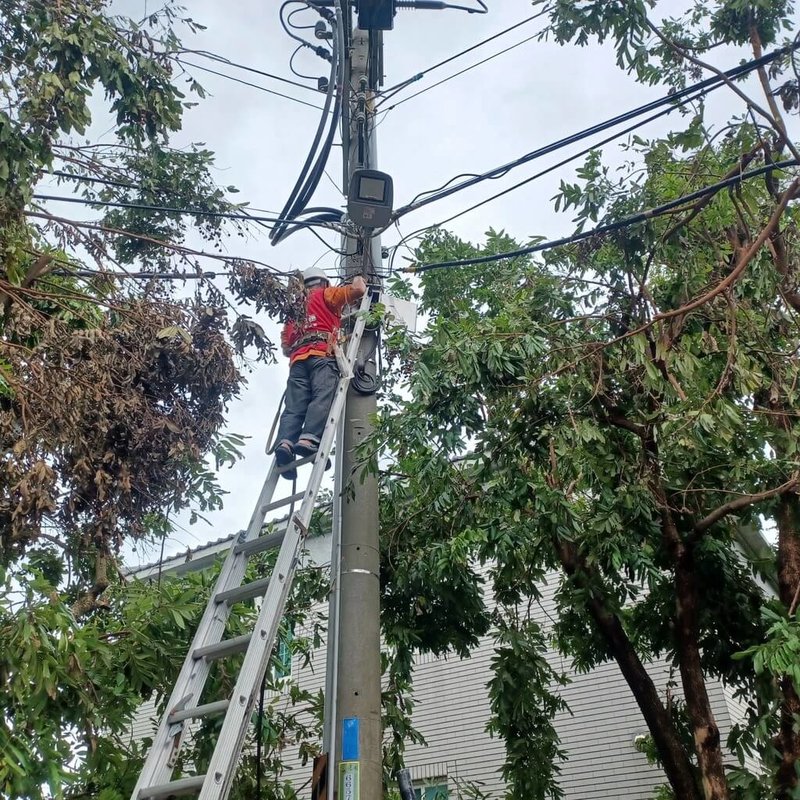電信協會表示,颱風丹娜絲災時,業者立即啟動跨區應變調度機制,調派行動基地台車、電桿、衛星設備、可攜式發電機等大量設備與資源搶修。(台灣電信協會提供)中央社記者江明晏傳真 114年7月31日