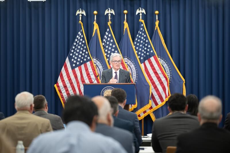 美國聯準會主席鮑爾30日在記者會上說明利率決策。(圖取自x.com/federalreserve)