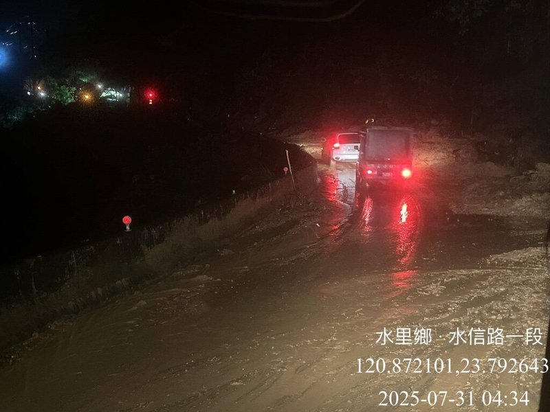 南投縣30日至31日清晨雷雨交加，信義鄉多處道路淹水、土石泥流占據路面，其中省道台21線約76.8公里處31日凌晨邊坡崩塌阻斷水里鄉往來信義鄉交通，工務段漏夜搶通單線雙向行車（圖）。（民眾提供）中央社記者蕭博陽南投縣傳真114年7月31日