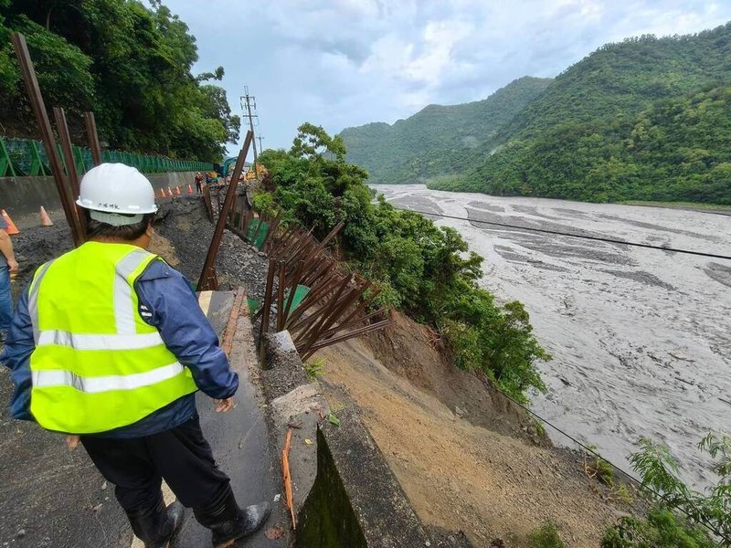 受連日大雨影響，台東縣達仁鄉土坂村聯外道路東68線路基掏空，為顧及民眾安全，土坂村31日停班停課。（台東縣政府提供）中央社記者盧太城台東傳真  114年7月31日