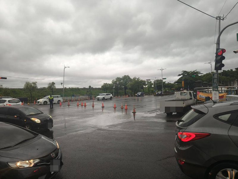 台中地區30日晚間起降下大雨,31日上午仍持續降雨,多處道路積淹水,台中市警局霧峰分局派員在受影響路段交管。(民眾提供)中央社記者蘇木春傳真 114年7月31日