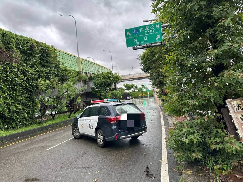 台中地區31日上午持續降雨,烏日警分局五光派出所前環河路一段道路積水,警方到場交管。(民眾提供)中央社記者蘇木春傳真 114年7月31日