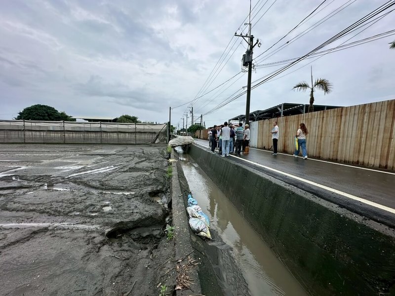 彰化縣田尾鄉慶豐圳小排農水路因豪雨沖刷導致護岸破損,農田嚴重掏空,民進黨立委陳素月等31日前往會勘。農業部農田水利署彰化管理處表示,將針對塌陷處進行搶修,並報請中央更新整條圳路。(陳素月辦公室提供)中央社記者鄭維真傳真 114年7月31日