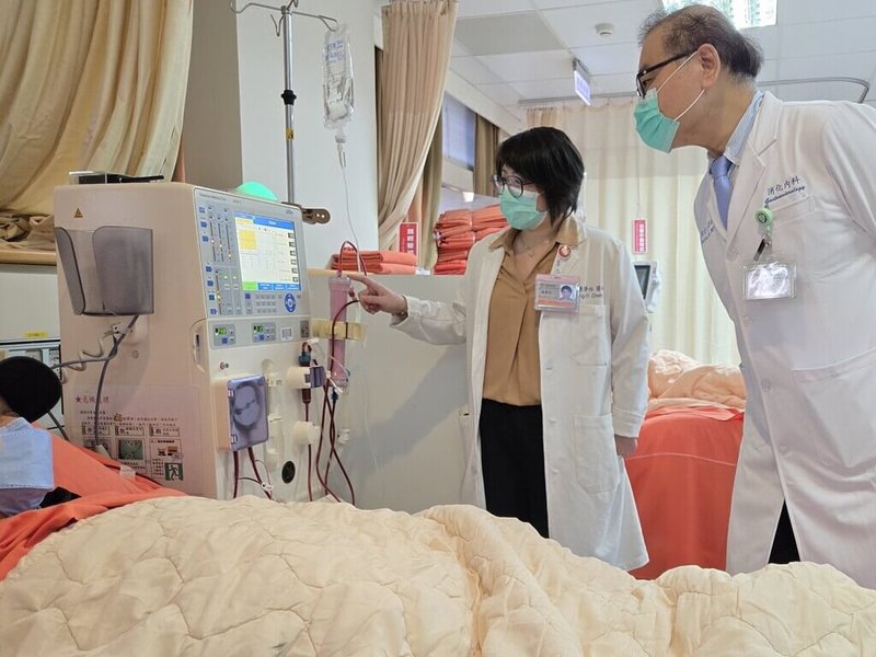 台北醫學大學附設醫院消化內科醫師陳文昭（右）呼籲，洗腎病人若長期出現貧血等相關症狀，應保持警覺，留意排便情形及糞便顏色形狀，若有異狀也應與主治醫師討論，確認是否有大腸癌風險。（台北醫學大學附設醫院提供）中央社記者沈佩瑤傳真  114年7月31日