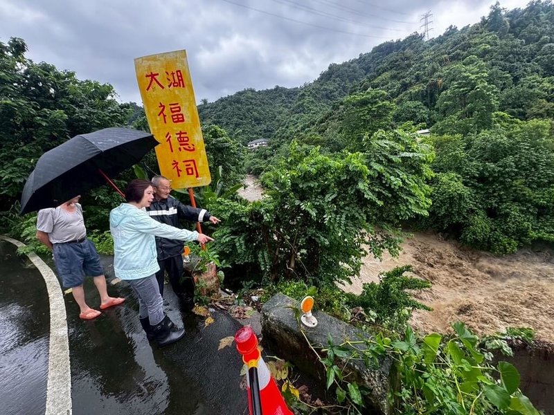 台中市多區24小時累積雨量超過350毫米,民進黨籍立委何欣純(右2)31日前往太平、大里區巡視溪流沿岸一帶,並會同經濟部水利署人員了解各區災情。(何欣純辦公室提供)中央社記者蘇木春傳真 114年7月31日