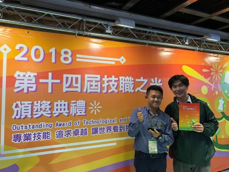 現就讀清華大學資訊工程系博士班的郭柏鋒（左），陸續考取12張技術士證照，兩度榮獲教育部技職之光。（技專招生總辦提供）中央社記者許秩維傳真　114年7月31日