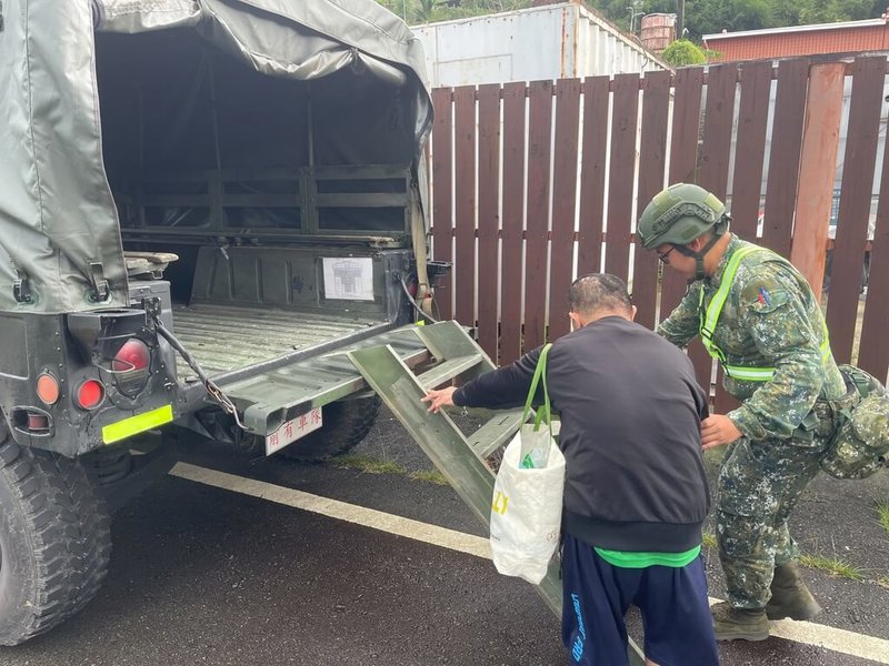 國軍第五作戰區官兵31日協助台中新社地區，執行民眾預防性撤離工作。（國軍第五作戰區提供）中央社記者吳書緯傳真　114年7月31日