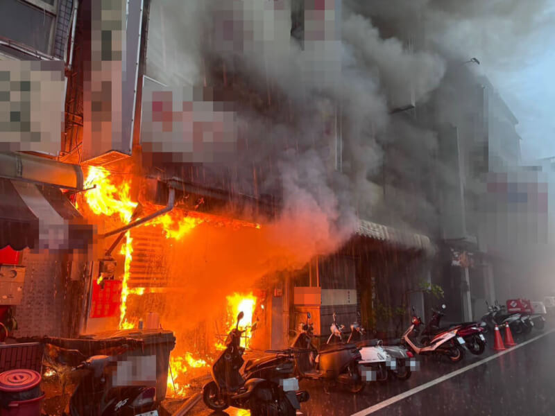 台中市太平區中興路1處店家31日上午發生火警，1樓有火煙竄出，消防人員到場搶救，受困5人被救出，分別送往醫院救治。（翻攝照片）中央社記者蘇木春傳真  114年7月31日