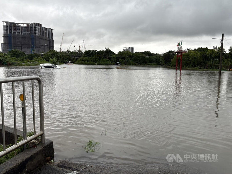 受西南氣流影響，台中地區31日降下大雨，一輛自小客車行經南屯區中和巷土地公廟前，因周邊稻田水位一度淹過路面，車輛不慎滑落。（翻攝照片）中央社記者蘇木春傳真　114年7月31日