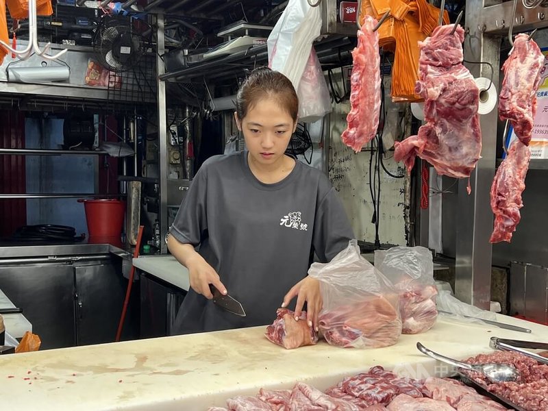 豬隻供應吃緊，豬價隨之飆漲，台東傳統市場有攤商已調升售價，缺豬造成「買貴賣貴」。中央社記者盧太城台東攝  114年7月31日