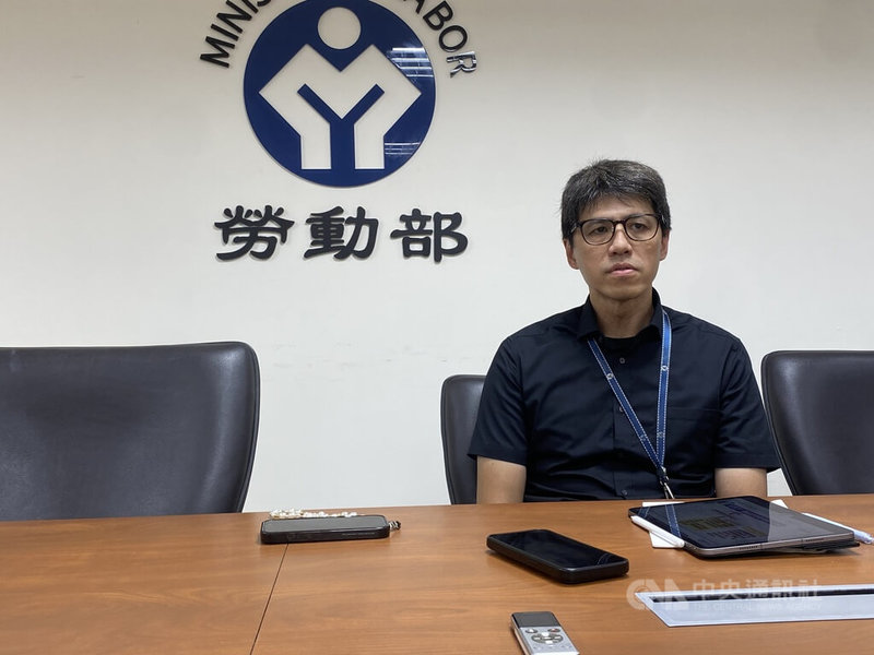 勞動部勞動力發展署跨國勞動力管理組組長蘇裕國（圖）31日表示，為協助災後受損房屋民宅重建，行政院會已決定放寬公共工程的外籍營造工調派規定，若承建公共工程的營建商投入災區受損房屋修繕，將准許雇主可調派聘用的外籍營造工到災區協助。中央社記者吳欣紜攝　114年7月31日