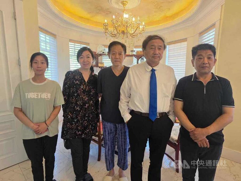 中國民主黨全國委員會共同主席王軍濤(右2)和一群這兩三年內才走出中國、抵達加拿大的同路人互相打氣,他相信這些人會是中國民主的生力軍。中央社記者程愛芬溫哥華攝 114年7月31日