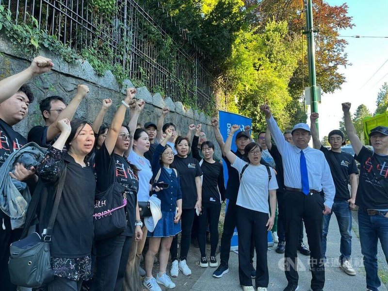 一群反共人士在中國駐溫哥華領事館門前舉牌抗議中國專制政權,這些人大多屬於年輕一代的中產階級,他們對中國失望透頂,也呼籲加拿大不要輕信中國承諾。中央社記者程愛芬溫哥華攝 114年7月31日