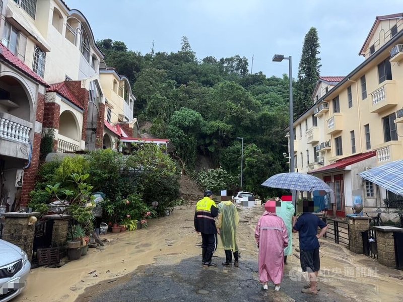台中地區30日晚間持續降下大雨,31日上午雨勢不斷,造成多處道路積水、山坡坍塌等,其中在北屯大坑山區還有土石崩落衝入民宅。(翻攝照片)中央社記者蘇木春傳真 114年7月31日