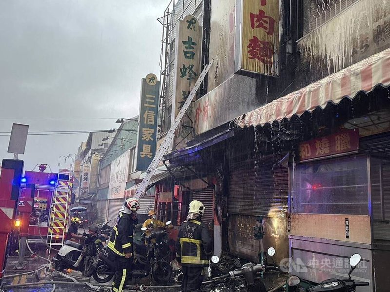 台中市消防局31日清晨獲報在太平區中興路一處牛肉麵店發生火警,消防局指出,疑是因1樓廚房電線短路引發火災,且整棟建物被鐵窗封閉、救援困難,造成祖孫2人罹難、3人尚在醫院救治。(翻攝照片)中央社記者蘇木春傳真 114年7月31日
