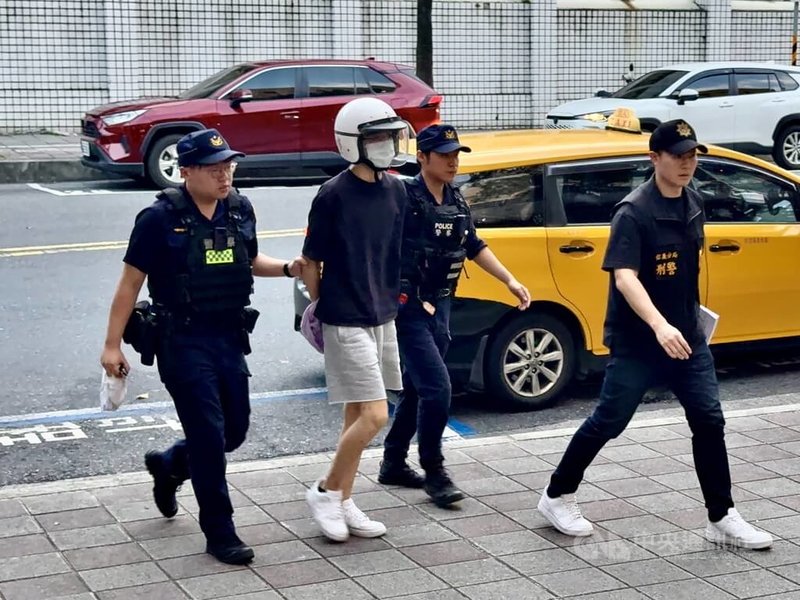台北市信義區商場地下停車場情殺案引發各界高度關注，警方31日凌晨將涉案劉姓男子（左2）逮捕到案，訊後於傍晚依殺人罪嫌移送台北地檢署偵辦。中央社記者林長順攝  114年7月31日