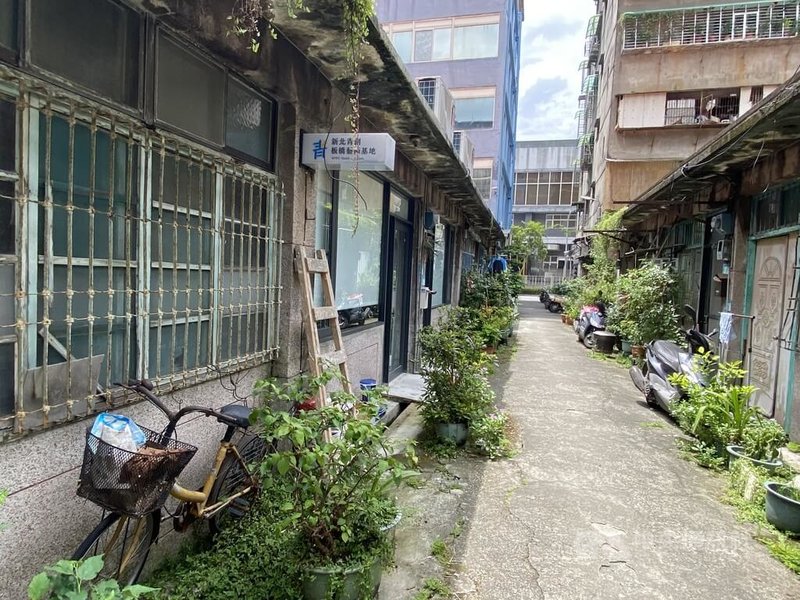 民眾黨新北市議員陳世軒31日指出，審計處點名「新北青創板橋藝術基地」缺乏明顯標示，位於隱晦巷內，民眾時常找不到入口，與原設立目的「推廣藝術、增進文藝涵養」背道而馳。中央社記者黃旭昇新北市攝　114年7月31日