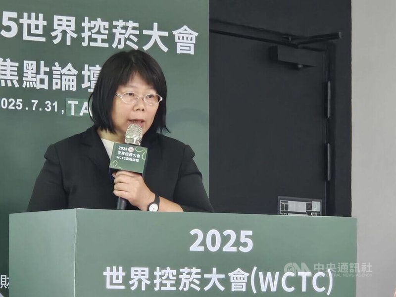 衛福部國健署菸害防制組長羅素英（圖）31日表示，加熱菸通過有條件審查後，販售通路仍受限，業者須遵守自我承諾與相關法規，並不得誤導吸菸無害健康或危害輕微。中央社記者陳婕翎攝  114年7月31日