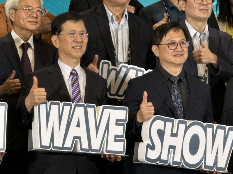 和碩董事長、國家氣候變遷對策委員會副召集人童子賢(前排右)31日出席AI WAVE SHOW開幕典禮受訪表示,核電可增加台灣的能源韌性,且價格低廉,對台灣有正面影響。中央社記者吳家豪攝 114年7月31日