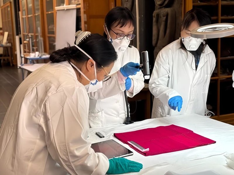 新北市政府原民局日前率烏來泰雅民族博物館人員、文化工作者與烏來青年織者,參訪德國柏林民族學博物館,瞭解台灣原住民族文物典藏海外現況,並對一件以紅色為主色調的烏來男性上衣紋樣紀錄與比對。(新北市政府原民局提供)中央社記者黃旭昇新北市傳真 114年7月31日
