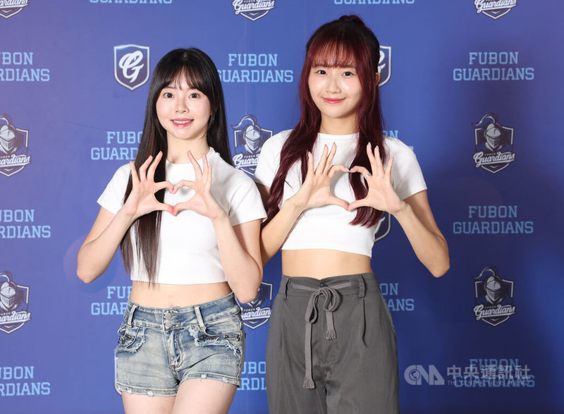 中職富邦悍將專屬啦啦隊Fubon Angels今年選入10名練習生,將以Fubon Angels Mini團名亮相,其中貝兒(左)與陳愉(右)有職籃啦啦隊經驗,對於棒球場上的應援也躍躍欲試。中央社記者張新偉攝 114年7月31日