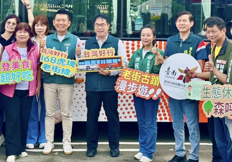 台南市長黃偉哲（前左3）宣布，台灣好行「168虎埤老街線」8月1日開行，歡迎全國遊客串聯台鐵新市火車站、坐公車遊新化。（台南市政府提供）中央社記者張榮祥台南傳真　114年7月31日