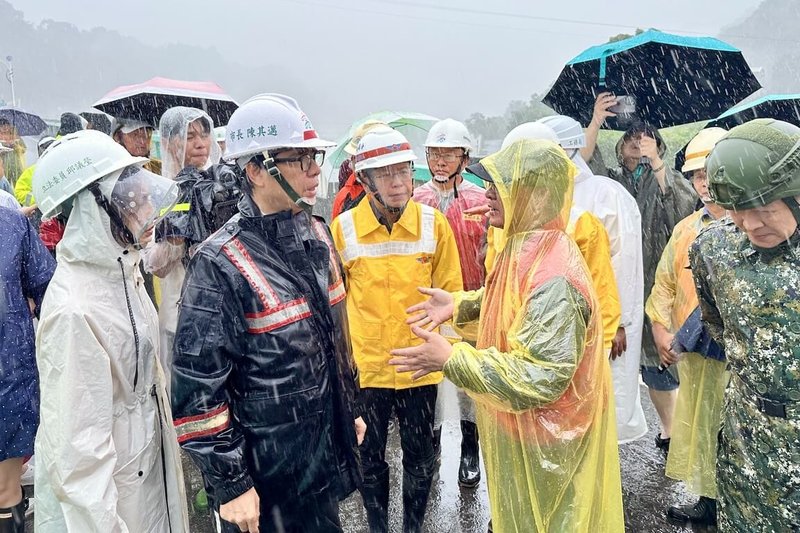 高雄六龜寶來地區30日晚間發生連車帶人5人墜谷失聯事件,市長陳其邁(前左2)31日前往勘災,並設立前進指揮所指揮救援。(高雄市政府提供)中央社記者林巧璉傳真 114年7月31日