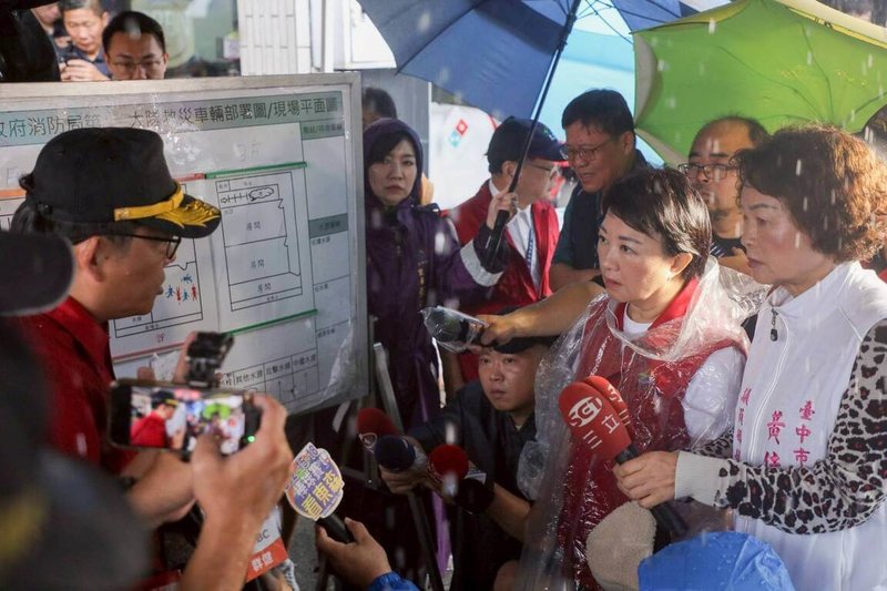 台中市太平區一家牛肉麵店31日發生火警,造成祖孫2人罹難、3人尚在醫院救治,台中市長盧秀燕(前右2)親赴現場勘查,了解狀況。(台中市政府提供)中央社記者蘇木春傳真 114年7月31日