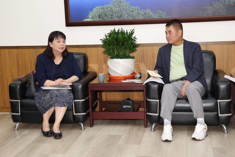 大陸委員會副主委李麗珍(左)31日拜會苗栗縣長鍾東錦(右),盼凝聚中央地方處理兩岸事務共識。(苗栗縣政府提供)中央社記者管瑞平傳真 114年7月31日