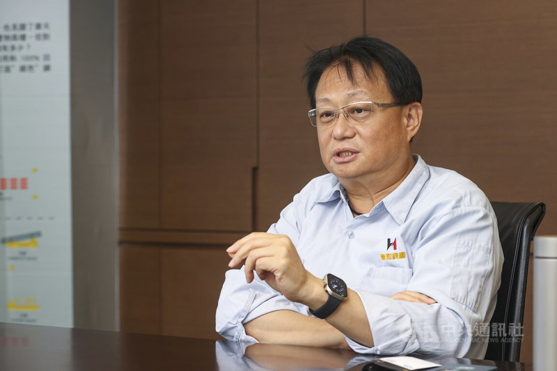 東和鋼鐵總經理黃炳樺接受中央社專訪表示,企業應在減碳與經濟間取得平衡,找出相對最好的路徑。中央社記者鄭清元攝 114年7月31日