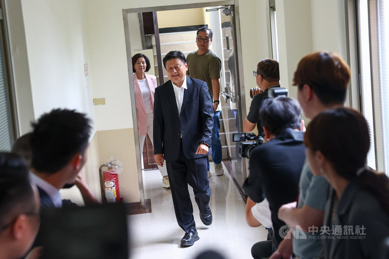 國民黨立法院黨團31日邀集朝野協商,研商「要求行政院應盡速提出丹娜絲颱風災後重建特別條例」等案,並由國民黨團總召傅崐萁(中)擔任會議主席。中央社記者王騰毅攝 114年7月31日