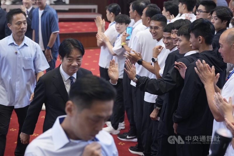總統賴清德(中左)31日在總統府接見「2025年第32屆萊茵魯爾夏季世界大學運動會代表團」選手、教練及隊職員,賴總統向選手們揮手致意。中央社記者徐肇昌攝 114年7月31日